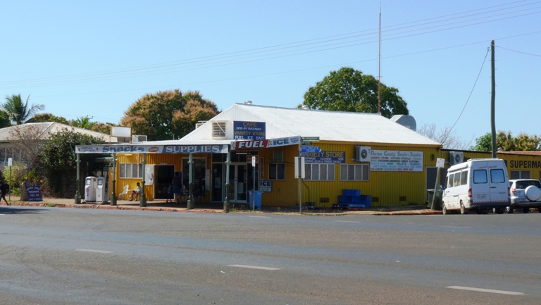 Bistro und Shop mit Tankstelle